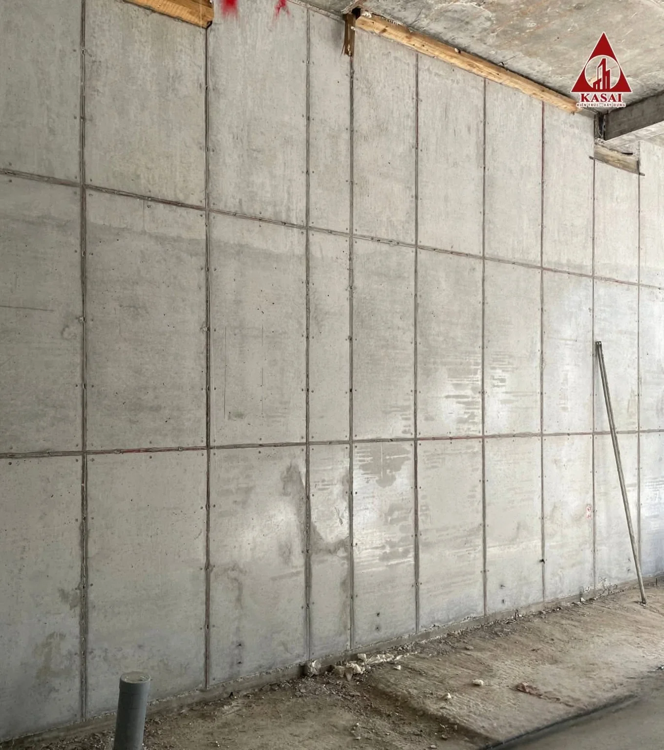 Bề mặt tường bê tông sau tháo khuôn, trước công đoạn hoàn thiện.