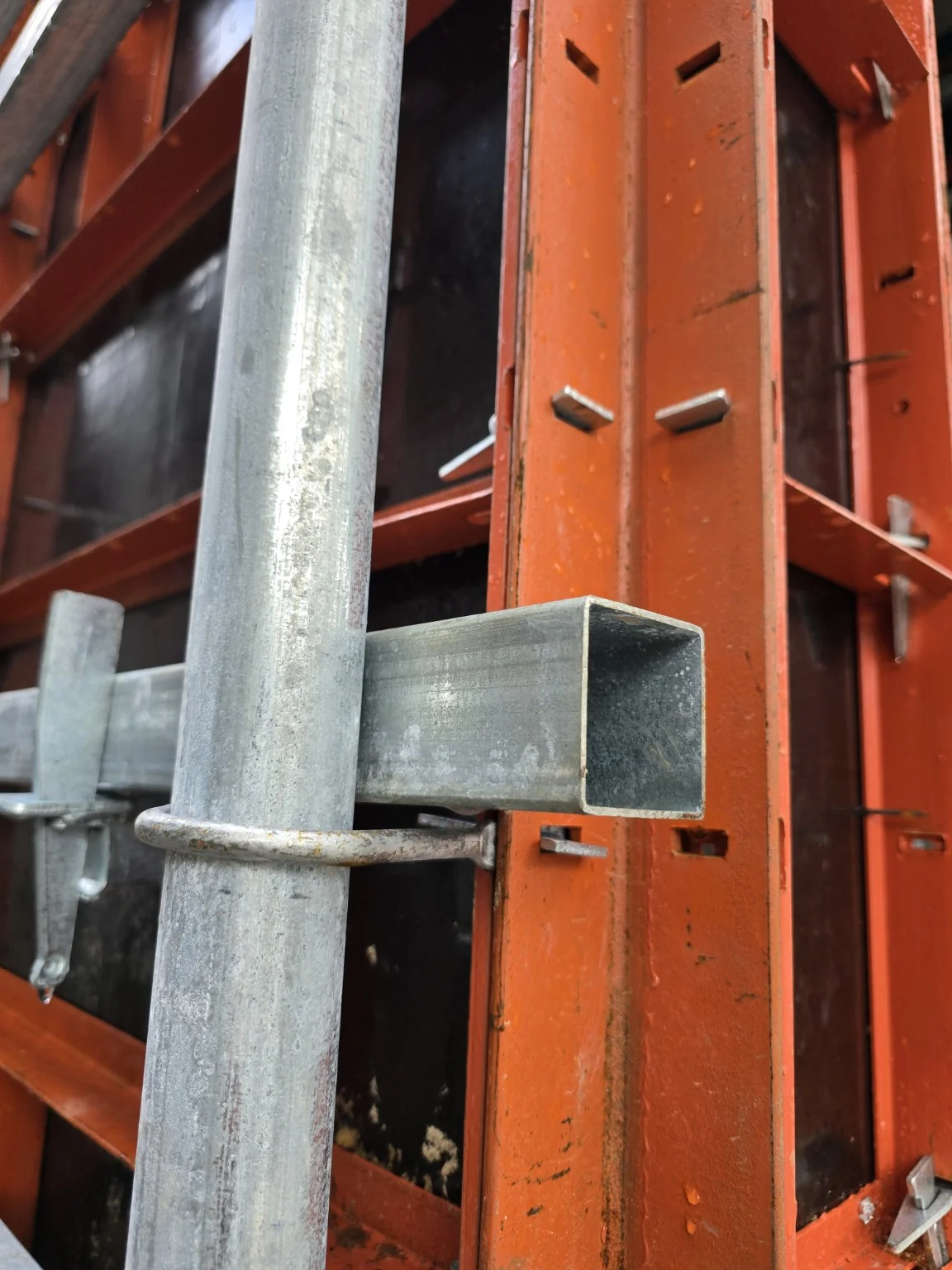 Chi tiết góc module cốt pha và hệ liên kết thép
